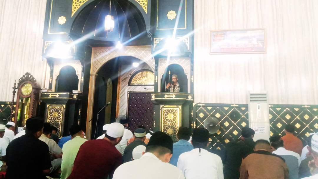 Khatib Jumat di Masjid Agung Al-Buruj Namlea, Kepala KUA Lilialy: Gembira Menyambut Ramadan 