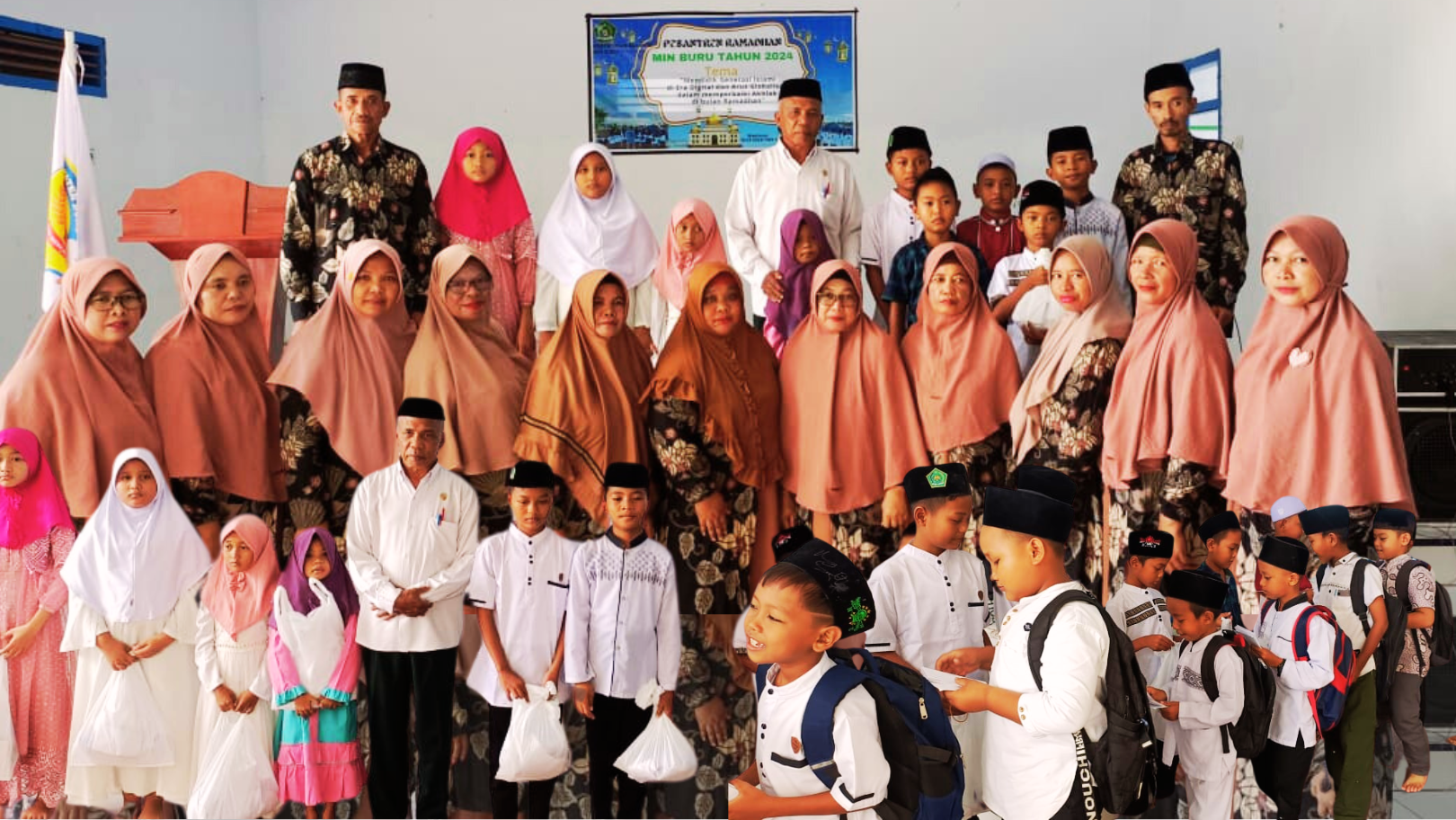 Kepala MIN Buru Menutup Kegiatan Pesantren Ramadan Dengan Berikan Santunan Anak Yatim