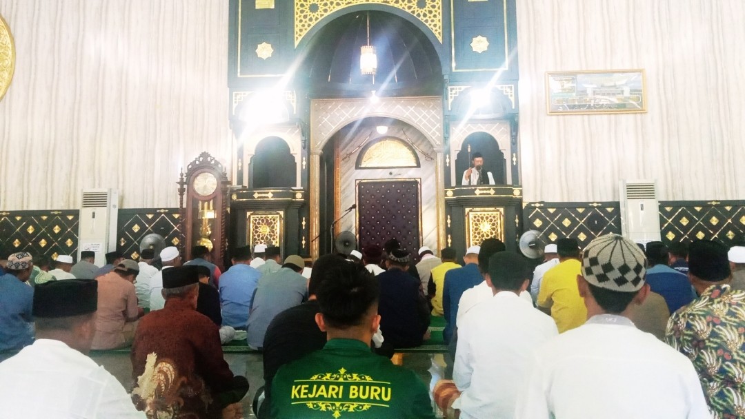 Khatib Jumat di Masjid Agung Al-Buruj Namlea, Kepala KUA Lilialy: Sebaik-baik Bekal Adalah Takwa 