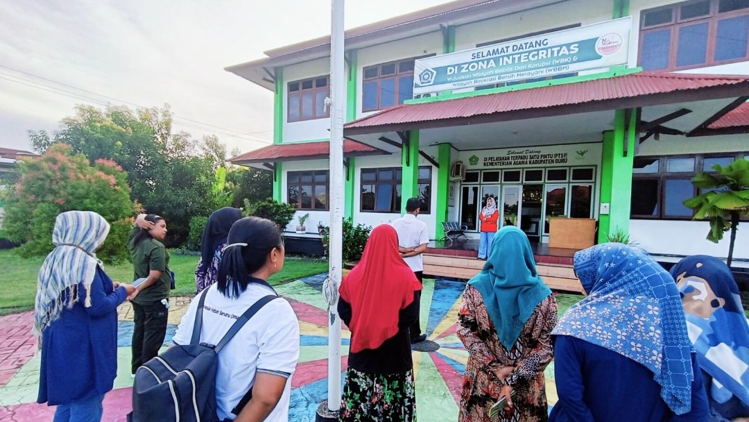 Jelang Kunjungan Ka.Kanwil Kemenag Maluku Aparatur Kemenag Buru Lakukan Kerja Bakti Bersama