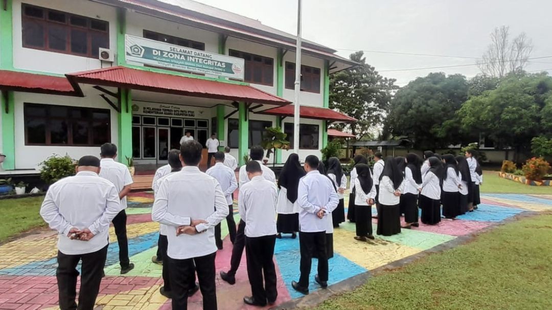 Pimpin Apel Pagi, Plt. Kasi PHU Sampaikan Informasi Terkini Jemaah Haji Kabupaten Buru